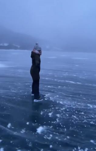 加拿大网友在暴风雪天气滑冰，感觉像在外星球一样